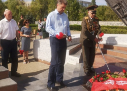 Сегодня, в выходной, первые лица Камышина не стали "сдвигать" памятную дату, как бывало раньше, и пришли поклониться павшим
