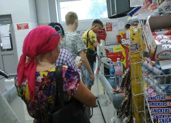 Разозленный мужчина выбил у девушки стул из-под ног, пока она расставляла товар в магазине в Камышине, - V1.RU (ВИДЕО)