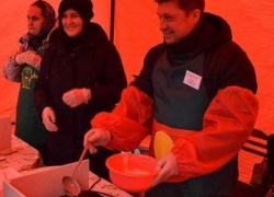 В Волгограде гостям Масленицы пообещали бесплатные блины просто так, а в Камышине - только в качестве призов за участие в конкурсах