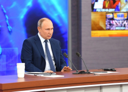 На пресс-конференции главы государства на вопрос о новом сроке президентства Владимир Путин ответил: "Посмотрю" 