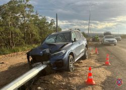 На трассе между Камышином  и Волгоградом BMW влетела в отбойник