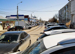 В Камышине водителям не хватает мест на парковках, - камышанин