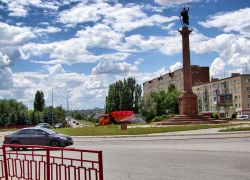 В Камышине поливалками пытаются возродить перекопанный газон у памятника Димитрию Солунскому (ВИДЕО)