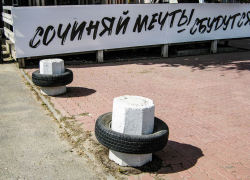 Что за "причал" оборудовали "декораторы" у кафе "Спорт" на улице Пролетарской в Камышине? - камышанин