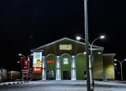 В Камышине опробовали ночную подсветку на здании торгового центра "Победа", который готовится к открытию