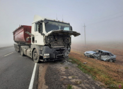 Грузовик из Ростова смял легковушку на волгоградской автодороге: водитель "ВАЗА" мертв