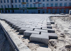 В Камышине подрядчики хотят завершить площадку перед новым торговым центром на улице Ленина до периода дождей