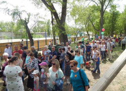 В Камышине в парке Комсомольцев-добровольцев полевая кухня собрала пятидесятиметровую очередь желающих отведать солдатской каши