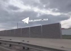 Разруху на дороге из волгоградского аэропорта прикрыли экранами за 30 млн, - "Блокнот Волгограда" (ВИДЕО)