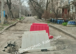 В Камышине на улице Фабричной провалился асфальт у подъезда - ну, и?..