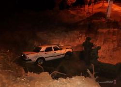 Камышанина за рулем "Волги" занесло, и он рухнул в ремонтную яму