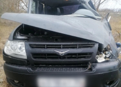 На трассе между Камышином и Ольховкой улетел в кювет "УАЗ", водителя забрала "скорая"