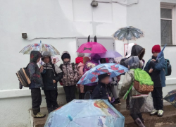 В Камышине третьеклассников, промокших под дождем и снегом, заставили стоять под дверьми школы №8 на порожках и ждать учителя (ВИДЕО)