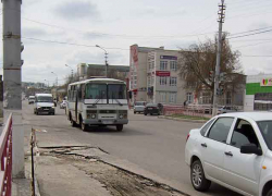 "Ограничения на дороге в центре Камышина сняли, а яма осталась", - камышанин