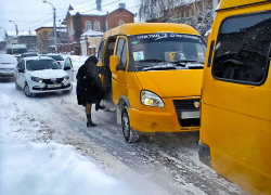 Пусть чиновники из администрации Камышина выйдут и покажут, как надо выбираться из маршруток на лед! - камышанка