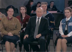 О чем поговорили в Волгограде с Путиным девушка в берете прабабушки-фронтовички и другие молодые люди