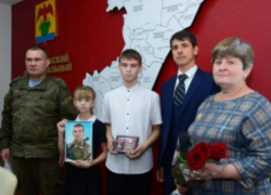 В администрации Камышинского района передали ордена родным погибших бойцов СВО