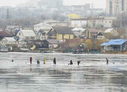 На глазах очевидцев провалился под лед и утонул рыбак, - "Блокнот Волжского"