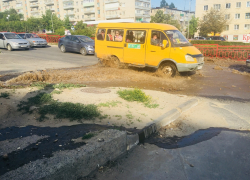 ЧП в Камышине: вниз по улице Некрасова течет бушующая река