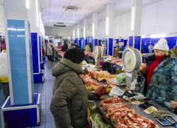 На камышинских рынках мясо раньше времени начали продавать по новогодним ценам