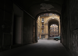 19-летнего насильника и вора, надругавшегося над девушкой в арке многоэтажки, "повязали" по горячим следам 