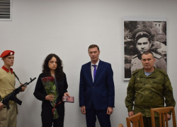 В Камышине орден Мужества погибшего героя СВО Романа Ефимова приняла его дочь