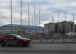 Товарищи из благоустройства, украсьте скорее елкой голую площадь с металлическими "штырями"! - камышанка