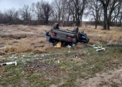 По дороге в направлении Камышина молодая пара чудом осталась жива после взрыва колеса легковушки и страшного кульбита машины