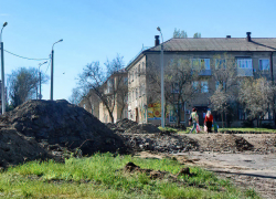 Фирма из Саратова "раскопала" центральную площадку на улице Молодежной в Камышине, превращая ее в "оазис"