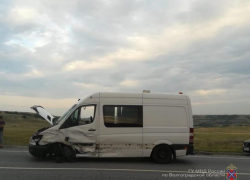 В Камышинском районе житель Тюмени на "Мерседесе" снес отечественную легковушку: двое в больнице, в том числе ребенок