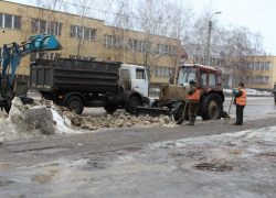 Дорожно-коммунальные службы Камышина продолжают устранять последствия непогоды