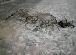 В Камышине на улице Октябрьской начала опасно проваливаться только что уложенная плитка