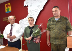 Бархатная коробочка с орденом и удостоверением легла в маленькую женскую руку...