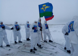 Камышинские десантники стартовали в беспрецедентном лыжном марш-броске у "маресьевского" знака