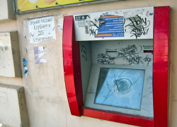 Еще про "расхлябанную" Молодежную: нельзя ли убрать с остановки разбитый терминал? - камышанин