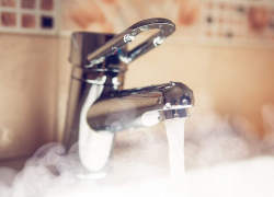 Замглавы администрации Камышина Дмитрий Резвов констатировал, что 1 июля всем потребителям подать горячую воду не получается