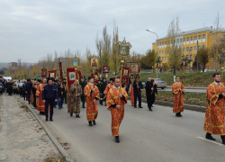 В Камышине крестный ход во славу Святого покровителя Камышина Димитрия Солунского в эти минуты движется по улице Некрасова