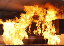 В Камышине на улице Пролетарской среди вспыхнувших вещей чуть не сгорел хозяин комнаты