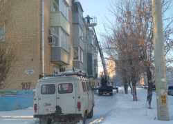 В Камышине на отдельных территориях сбивают опасные сосульки с вышки, но только на отдельных...