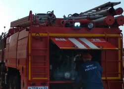 В Камышине на улице Краснодонской загорелись вещи в доме, есть пострадавший  - чуть не погиб бездомный