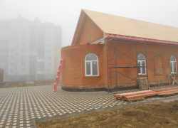 Небольшой храм Святого покровителя Камышина на улице Некрасова приобретает законченный вид