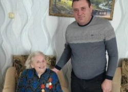 Спикер Камышинской районной думы Сергей Перепросов отправился лично поздравлять своих героических землячек-ветеранов