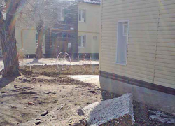 "Эй, Фонд капремонта, а эти плиты вы нам на вечную память оставили?" - камышанка