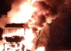 В Камышинском районе пожарные-добровольцы потушили объятый пламенем грузовик