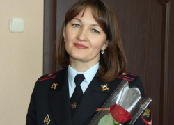 Этой женщине в погонах так к лицу букет цветов!