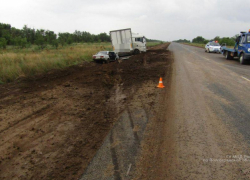 Неконтролируемая фура смяла на трассе отечественную легковушку с молодой парой