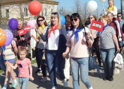 Молодым - работу, пенсионерам - заботу", - под такими лозунгами прошли манифестанты на первомайском шествии в Камышине