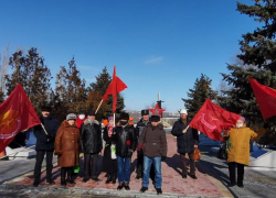 Боевые офицеры, представляющие в Камышине политическое движение "За новый социализм", пришли с цветами к "афганскому" мемориалу