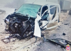 На трассе  между Камышином и Волгоградом "Пежо" попал в жесткий переплет, водитель в больнице