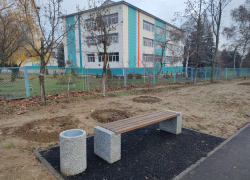 В Камышине у школы "пролетные силачи" сдвинули даже урны с "тонну" весом! - камышанка